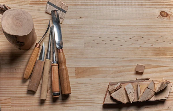 Masadaki ahşap işçiliği araçları