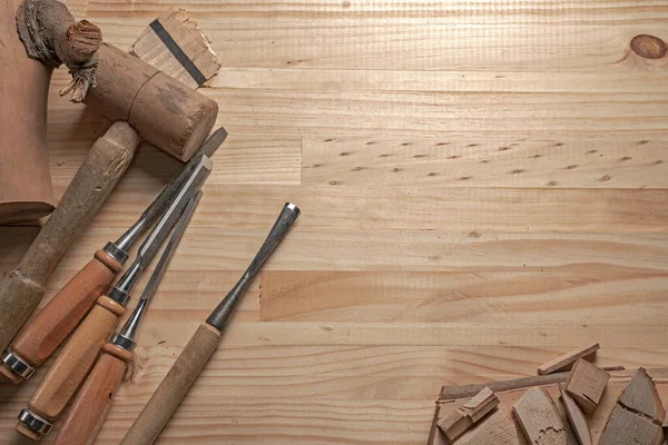 Masadaki ahşap işçiliği araçları