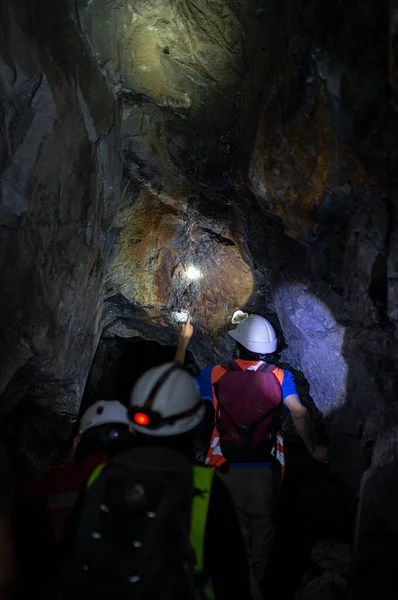 Mühendisler bir mineralin damarlarını araştırıp analiz ediyorlar.