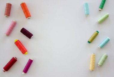 Beyaz arka planda çok renkli ipliklerin maketleri. Uzayı kopyala Tasarım için arkaplan