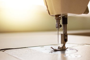 Dikiş makinesinin bir parçası. Dikiş makinesi iğnesi yakın çekim. Küçük işletme geliştirme kavramı.