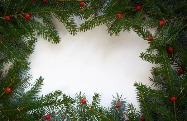 Творческий состав с зелеными еловыми ветвями на белом фоне. Рождественский фон в стиле ретро. Природа Новый год концепция. — стоковое фото