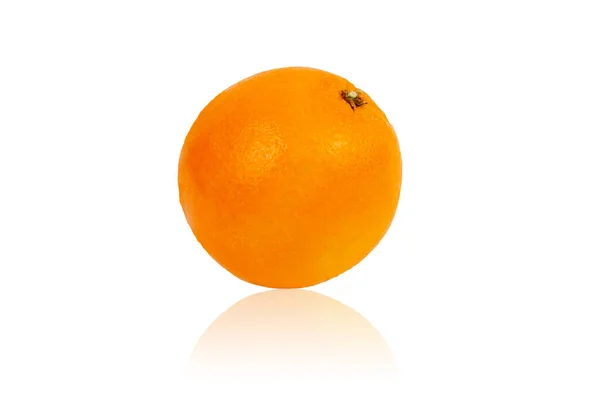 Rijp oranje geïsoleerd op een witte achtergrond. — Stockfoto