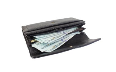 Beyaz arka planda izole edilmiş dolar banknotları olan siyah cüzdan.