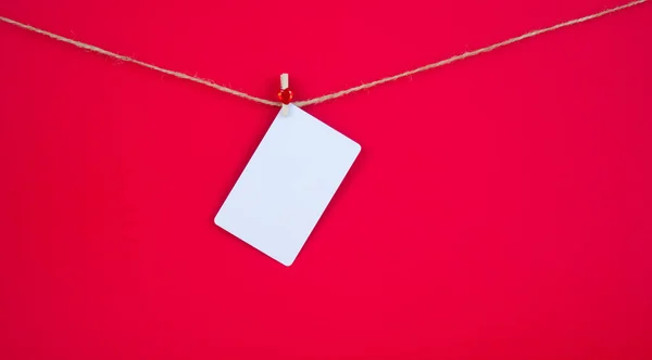 Weiße Karte Auf Einem Seil Vor Rotem Hintergrund Kopierraum Feierlicher — Stockfoto