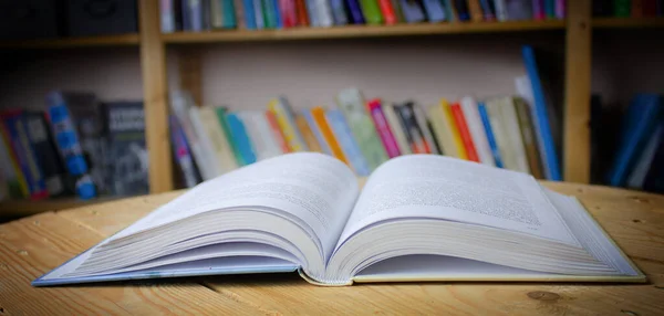 Mesa de madeira vazia no fundo da biblioteca. Espaço de cópia — Fotografia de Stock