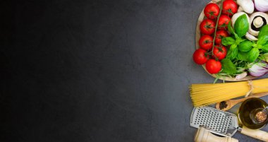 Koyu arkaplanda makarna pişirmek için gerekli malzemeler. Uzayı kopyala İtalyan yemeği. Sağlıklı Yeme.