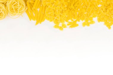 Beyaz arka planda farklı türde makarna. Çiğ makarna. Boşluğu kopyala