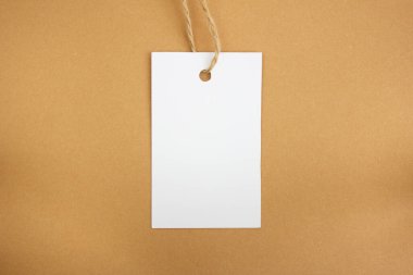 Kahverengi arka planda beyaz fiyat etiketi. Modelleme. Mesaj için yer. Sağlıklı tüketim kavramı.