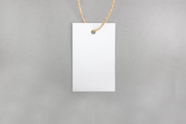 Gri arka planda beyaz fiyat etiketi. Modelleme. Mesaj için yer. Sağlıklı tüketim kavramı.