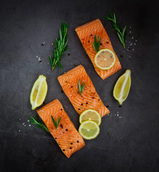 Salmon Fillet Steaks Lemon Herbs Black Background — ストック写真