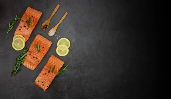 Zalmfilet Steaks Met Citroen Kruiden Specerijen Een Zwarte Achtergrond Kopieerruimte — Stockfoto