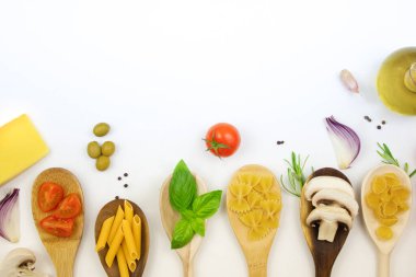 Makarna yapmak için gerekli malzemeler. Yemek arkaplanı, mesaj için mekan, farklı türde makarna. Boşluğu kopyala.