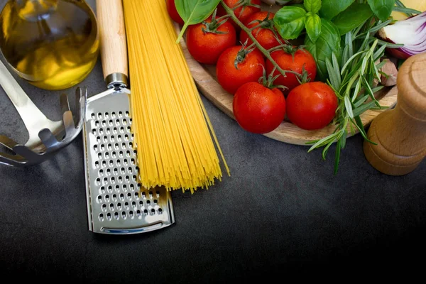 Spaghetti Ingredients Preparing Pasta Dark Background Top View Copy Space — Stock Photo, Image