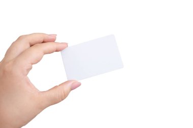 Beyaz arkaplanda izole edilmiş, boş bir kartvizit tutan kadın..