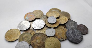Beyaz arkaplanlı eski Hint parası