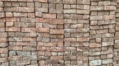 İnşaat için tuğlalar istiflenmiş.