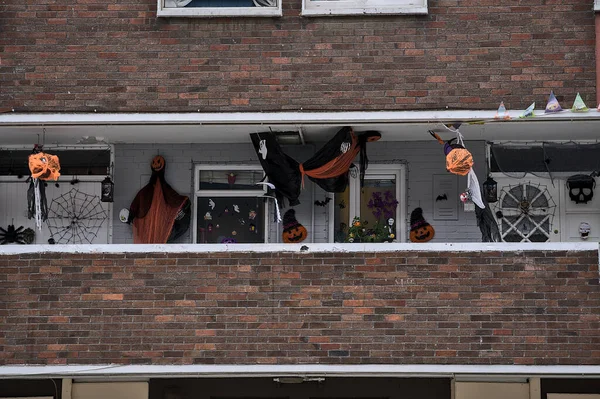 Beau Effrayant Décor Halloween Sur Long Balcon Maison Dans Centre — Photo