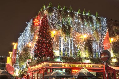 Dublin, İrlanda - 13 Kasım. 2021: Tapınak Bar 'ın akşamları Noel için dekore edilen güzel yakın çekim manzarası. Ünlü İrlanda barı ve COVID-19 salgını sırasında kalabalık sokaklar