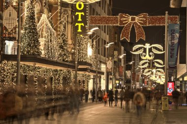 Dublin, İrlanda - 13 Kasım 2021: CoVID-19 salgını sırasında Henry Caddesi 'ndeki Noel ışıklarının ve dekore edilmiş Arnotts mağazasının güzel manzarası. Dublin alışveriş bölgesinde gece hayatı
