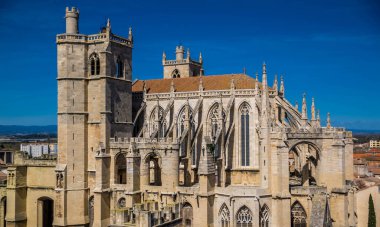 Narbonne, Aude şehri, kanalı ve binaları Fransa 'nın güneyinde tarihle doludur..