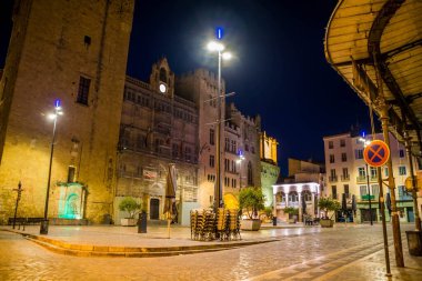 Narbonne, Aude şehri, kanalı ve binaları Fransa 'nın güneyinde tarihle doludur..