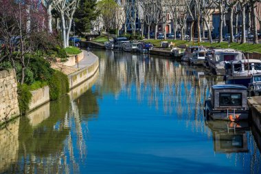 Narbonne, Aude şehri, kanalı ve binaları Fransa 'nın güneyinde tarihle doludur..