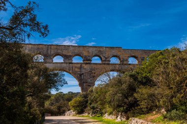 Pont du Gard, Nimes yakınlarında muhtemelen 1. yüzyılın ilk yarısında yapılmış bir Roma su kemeridir..