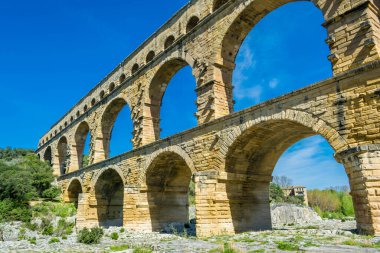 Pont du Gard, Nimes yakınlarında muhtemelen 1. yüzyılın ilk yarısında yapılmış bir Roma su kemeridir..