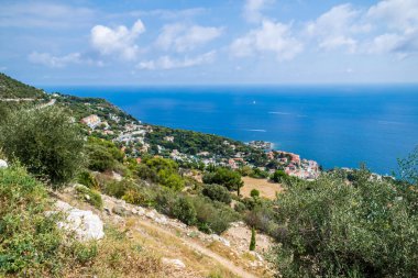 Fransa 'da Fransız Rivierası' nda La Turbie ve Nice arasında Akdeniz kıyısı.