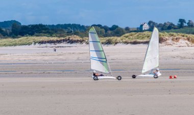 Brittany Finistre plajında kum yatçılığı dersleri..