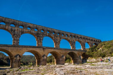 Pont du Gard, Nimes yakınlarında muhtemelen 1. yüzyılın ilk yarısında yapılmış bir Roma su kemeridir..