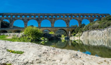 Pont du Gard, Nimes yakınlarında muhtemelen 1. yüzyılın ilk yarısında yapılmış bir Roma su kemeridir..