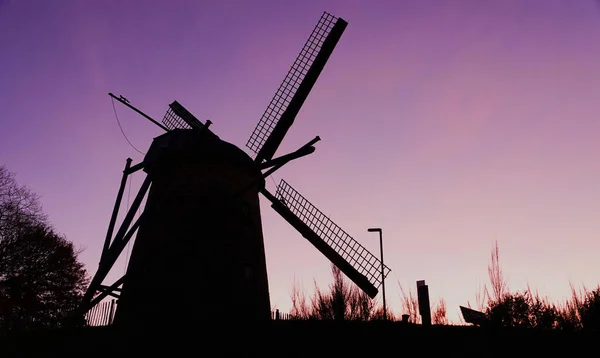 Silhouette Einer Alten Windmühle Aus Der Früheren Jahrhunderten Der Abenddämmerung — Stockfoto