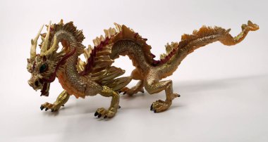 Altın ejder beyazda izole edilmiş. Çin ejderhası, loong, uzun veya akciğer olarak da bilinir, Çin kültüründe efsanevi bir yaratıktır, gücün, gücün ve iyi şansın sembolüdür. Sarı Ejder.