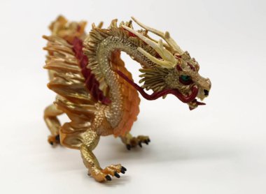 Altın ejder beyazda izole edilmiş. Çin ejderhası, loong, uzun veya akciğer olarak da bilinir, Çin kültüründe efsanevi bir yaratıktır, gücün, gücün ve iyi şansın sembolüdür. Sarı Ejder.