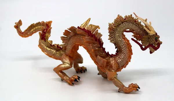 Altın ejder beyazda izole edilmiş. Çin ejderhası, loong, uzun veya akciğer olarak da bilinir, Çin kültüründe efsanevi bir yaratıktır, gücün, gücün ve iyi şansın sembolüdür. Sarı Ejder.