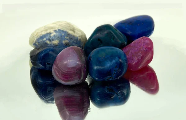 Sete Pedras Preciosas Num Espelho Eles São Cor Azul Roxo — Fotografia de Stock
