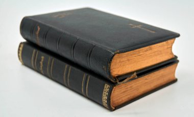 1910 ve 1914 yıllarından kalma iki antika ilahi. Kenarları gerçek altınla kaplanmış. Beyaz bir arkaplanda izole edilmiş.