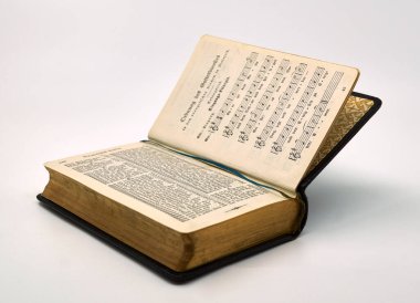 Beyaz arka planda yaldızlı kenarlı eski Almanca ilahi kitabı 