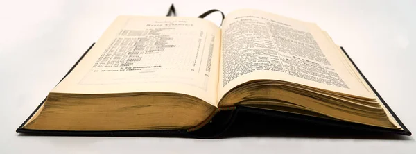 一本有镀金页的旧书 在新遗嘱开始时 一本古老的德国圣经被翻开了 边缘用真正的24克拉黄金完成 被白色背景隔离 — 图库照片