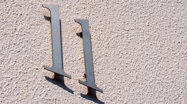 Uma Parede Branca Casa Número Sombra Deste Número Parede — Fotografia de Stock