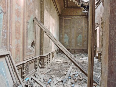 Mısır 'ın tarihi Kahire' sinde kayıp bir yer. Çatlak bir tavan, zemin darmadağın. Çürümekte olan güzel bir oda.