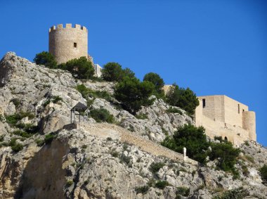 Tepedeki kale. Bu tepe duvarlı kale 11. yüzyıldan kalma. Mavi gökyüzü.