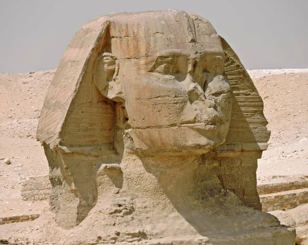 吉萨狮身人面像的特写 这张脸似乎代表了哈夫尔法老 背景下的沙漠 — 图库照片