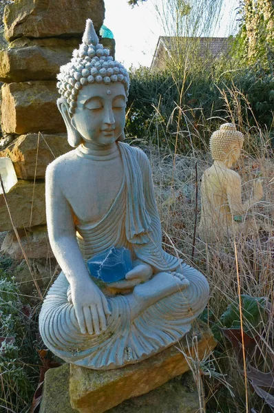 Egy Kék Buddha Szobor Egy Darab Kék Üveggel Ölében Homokfagy — Stock Fotó