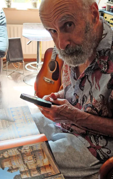 Hombre Mayor Que Gusta Leer Con Una Lupa Una Guitarra — Foto de Stock