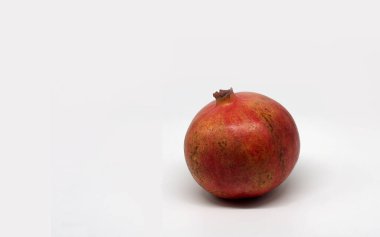 Beyaz arkaplanda kırmızı nar izole edildi