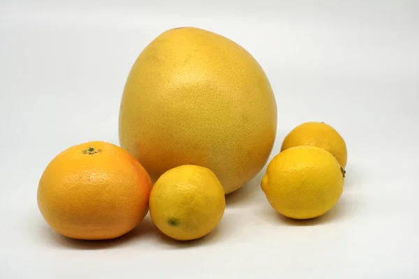 Grupa Żółtych Owoców Cytrusowych Grejpfrut Pummelo Trzy Cytryny Wyizolowane Białym — Zdjęcie stockowe