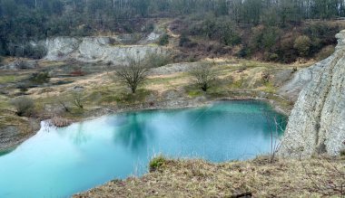Doğa rezervinde turkuaz renkli kireç gölü 'Waldhuegel'. Ayrıca Mavi Göl olarak da bilinir. Geçmişteki kireç burada kazılmış. Konum: Rheine, Almanya